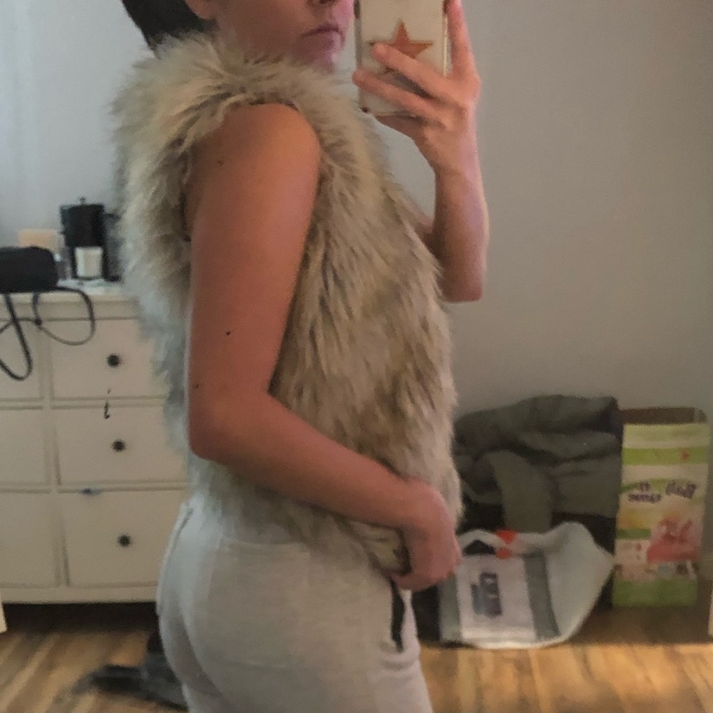HP⚡️Abercrombie fur vest - Picture 7 of 7